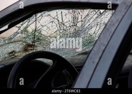 Parabrezza rotto in un'auto dopo un incidente, vista dall'interno Foto Stock