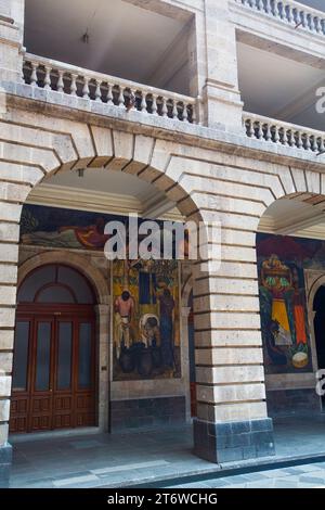 Archi e porte con affreschi di Diego Rivera, Secretaria de Educacion Building, città del Messico, Messico Foto Stock