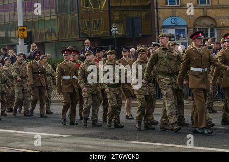 Hull, E. Yorkshire, 12 novembre 2023. Gli abitanti di Hull e dell'East Yorkshire hanno reso omaggio alle commemorazioni del Remembrance Day di quest'anno nel centro della città, ai milioni di persone che hanno perso la vita in un conflitto. Erano presenti capi e dignitari civici, una banda di polizia, e membri di un certo numero di associazioni di veterani e membri in servizio delle forze armate, insieme a St Johns Ambulance e i servizi a luci blu. NELLA FOTO: Bridget Catterall AlamyLiveNews Foto Stock