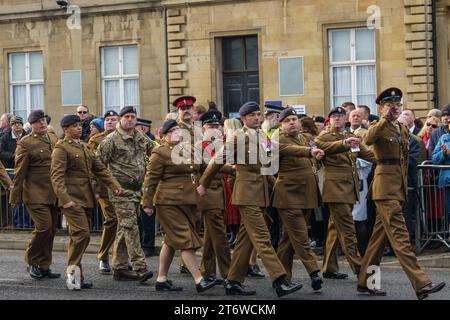 Hull, E. Yorkshire, 12 novembre 2023. Gli abitanti di Hull e dell'East Yorkshire hanno reso omaggio alle commemorazioni del Remembrance Day di quest'anno nel centro della città, ai milioni di persone che hanno perso la vita in un conflitto. Erano presenti capi e dignitari civici, una banda di polizia, e membri di un certo numero di associazioni di veterani e membri in servizio delle forze armate, insieme a St Johns Ambulance e i servizi a luci blu. NELLA FOTO: Bridget Catterall AlamyLiveNews Foto Stock