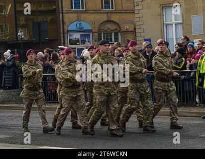 Hull, E. Yorkshire, 12 novembre 2023. Gli abitanti di Hull e dell'East Yorkshire hanno reso omaggio alle commemorazioni del Remembrance Day di quest'anno nel centro della città, ai milioni di persone che hanno perso la vita in un conflitto. Erano presenti capi e dignitari civici, una banda di polizia, e membri di un certo numero di associazioni di veterani e membri in servizio delle forze armate, insieme a St Johns Ambulance e i servizi a luci blu. NELLA FOTO: Bridget Catterall AlamyLiveNews Foto Stock