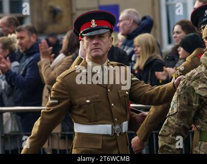 Hull, E. Yorkshire, 12 novembre 2023. Gli abitanti di Hull e dell'East Yorkshire hanno reso omaggio alle commemorazioni del Remembrance Day di quest'anno nel centro della città, ai milioni di persone che hanno perso la vita in un conflitto. Erano presenti capi e dignitari civici, una banda di polizia, e membri di un certo numero di associazioni di veterani e membri in servizio delle forze armate, insieme a St Johns Ambulance e i servizi a luci blu. NELLA FOTO: Bridget Catterall AlamyLiveNews Foto Stock