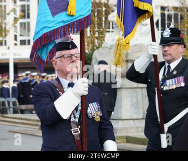 Hull, E. Yorkshire, 12 novembre 2023. Gli abitanti di Hull e dell'East Yorkshire hanno reso omaggio alle commemorazioni del Remembrance Day di quest'anno nel centro della città, ai milioni di persone che hanno perso la vita in un conflitto. Erano presenti capi e dignitari civici, una banda di polizia, e membri di un certo numero di associazioni di veterani e membri in servizio delle forze armate, insieme a St Johns Ambulance e i servizi a luci blu. NELLA FOTO: Bridget Catterall AlamyLiveNews Foto Stock