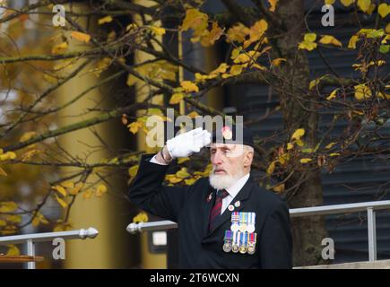 Hull, E. Yorkshire, 12 novembre 2023. Gli abitanti di Hull e dell'East Yorkshire hanno reso omaggio alle commemorazioni del Remembrance Day di quest'anno nel centro della città, ai milioni di persone che hanno perso la vita in un conflitto. Erano presenti capi e dignitari civici, una banda di polizia, e membri di un certo numero di associazioni di veterani e membri in servizio delle forze armate, insieme a St Johns Ambulance e i servizi a luci blu. NELLA FOTO: Bridget Catterall AlamyLiveNews Foto Stock