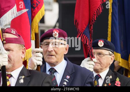 Hull, E. Yorkshire, 12 novembre 2023. Gli abitanti di Hull e dell'East Yorkshire hanno reso omaggio alle commemorazioni del Remembrance Day di quest'anno nel centro della città, ai milioni di persone che hanno perso la vita in un conflitto. Erano presenti capi e dignitari civici, una banda di polizia, e membri di un certo numero di associazioni di veterani e membri in servizio delle forze armate, insieme a St Johns Ambulance e i servizi a luci blu. NELLA FOTO: Bridget Catterall AlamyLiveNews Foto Stock