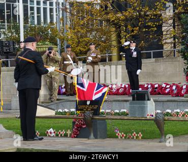 Hull, E. Yorkshire, 12 novembre 2023. Gli abitanti di Hull e dell'East Yorkshire hanno reso omaggio alle commemorazioni del Remembrance Day di quest'anno nel centro della città, ai milioni di persone che hanno perso la vita in un conflitto. Erano presenti capi e dignitari civici, una banda di polizia, e membri di un certo numero di associazioni di veterani e membri in servizio delle forze armate, insieme a St Johns Ambulance e i servizi a luci blu. NELLA FOTO: Bridget Catterall AlamyLiveNews Foto Stock