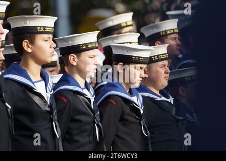 Hull, E. Yorkshire, 12 novembre 2023. Gli abitanti di Hull e dell'East Yorkshire hanno reso omaggio alle commemorazioni del Remembrance Day di quest'anno nel centro della città, ai milioni di persone che hanno perso la vita in un conflitto. Erano presenti capi e dignitari civici, una banda di polizia, e membri di un certo numero di associazioni di veterani e membri in servizio delle forze armate, insieme a St Johns Ambulance e i servizi a luci blu. NELLA FOTO: Bridget Catterall AlamyLiveNews Foto Stock