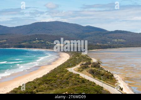 Bruny Island Neck, Tasmania, Australia - 20 dicembre 2022: Vista droni del collo dell'isola di Bruny con l'isola del Bruny meridionale che si affaccia sulla baia Adventure e Simp Foto Stock