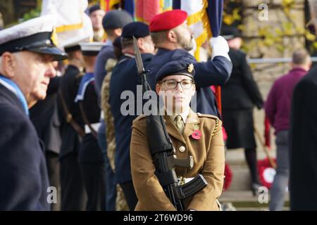 Hull, E. Yorkshire, 12 novembre 2023. Gli abitanti di Hull e dell'East Yorkshire hanno reso omaggio alle commemorazioni del Remembrance Day di quest'anno nel centro della città, ai milioni di persone che hanno perso la vita in un conflitto. Erano presenti capi e dignitari civici, una banda di polizia, e membri di un certo numero di associazioni di veterani e membri in servizio delle forze armate, insieme a St Johns Ambulance e i servizi a luci blu. NELLA FOTO: Bridget Catterall AlamyLiveNews Foto Stock