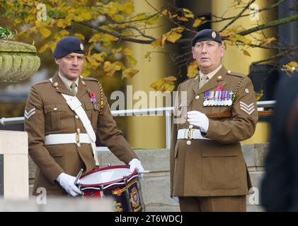 Hull, E. Yorkshire, 12 novembre 2023. Gli abitanti di Hull e dell'East Yorkshire hanno reso omaggio alle commemorazioni del Remembrance Day di quest'anno nel centro della città, ai milioni di persone che hanno perso la vita in un conflitto. Erano presenti capi e dignitari civici, una banda di polizia, e membri di un certo numero di associazioni di veterani e membri in servizio delle forze armate, insieme a St Johns Ambulance e i servizi a luci blu. NELLA FOTO: Bridget Catterall AlamyLiveNews Foto Stock