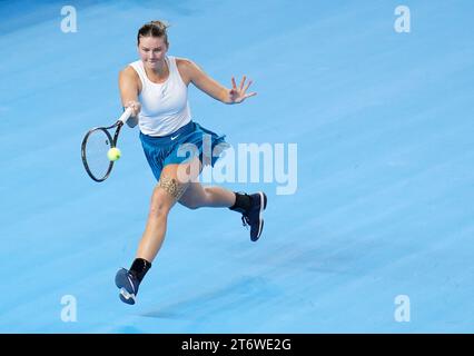 La svedese Kajsa Rinaldo Persson in azione contro la britannica Katie Boulter (non nella foto) durante il secondo giorno dei play-off della Billie Jean King Cup 2023 tra Gran Bretagna e Svezia alla Copper Box Arena di Londra. Data foto: Domenica 12 novembre 2023. Foto Stock