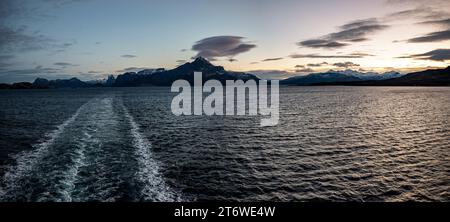 Vista dalla poppa della nave Hurtigruten MS Polarlys mentre si avvicina a Bodo, Norvegia. Foto Stock