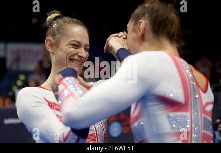 Bryony Page (a sinistra) della Gran Bretagna celebra la vittoria dell'oro nella finale individuale di trampolino femminile durante il quarto giorno dei Campionati mondiali di ginnastica SU trampolino FIG DEL 2023 all'Utilita Arena di Birmingham. Data foto: Domenica 12 novembre 2023. Foto Stock