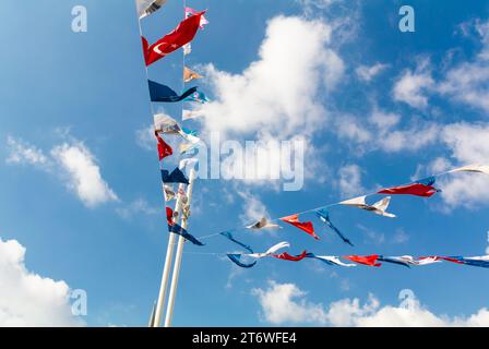 Bandiera turca che si intreccia nel cielo. Foto Stock