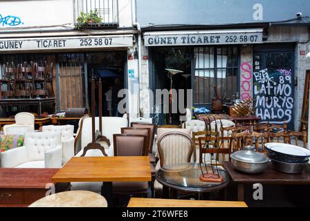 Istanbul, Turchia, mobili in un negozio di antiquariato nella strada del quartiere di Cukurcuma, solo editoriale. Foto Stock