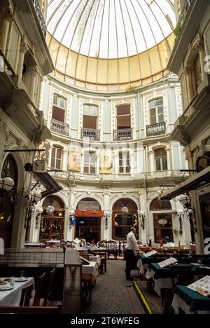 Istanbul, Turchia, Terrazza di ristoranti all'interno di Cice Pasajı ( Cité de Péra ) che è un passaggio storico in viale İstiklal, solo editoriale. Foto Stock