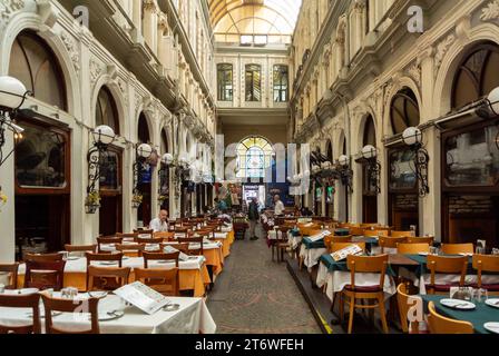 Istanbul, Turchia, Terrazza di ristoranti all'interno di Cice Pasajı ( Cité de Péra ) che è un passaggio storico in viale İstiklal, solo editoriale. Foto Stock