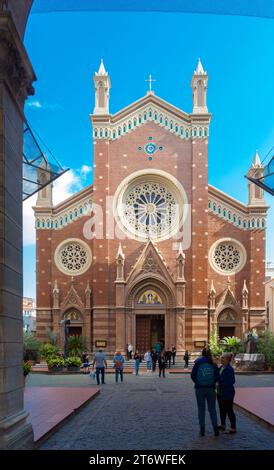 Istanbul, Turchia, Sent Antuan Kilisesi (Chiesa di S. Antonio da Padova o San Chiesa di Antonio da Padova con architettura neogotica Foto Stock