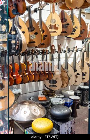 Istanbul, Turchia, negozio di strumenti musicali con chitarre e Lavtas, uno strumento tradizionale turco, solo editoriale. Foto Stock