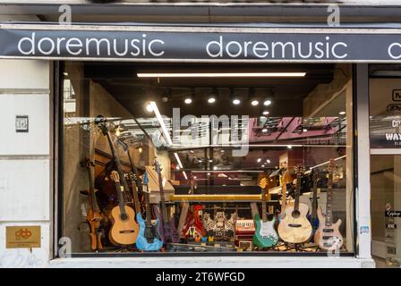 Istanbul, Turchia, 10 ottobre 2023, negozio di strumenti musicali con chitarre e chitarre elettriche, solo editoriale. Foto Stock