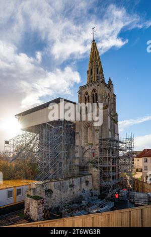 I lavori di restauro iniziano nella chiesa collegiale di San Tommaso di Canterbury, dopo un parziale crollo della sua volta nel giugno 2019. Foto Stock