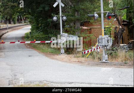 Dual Approach Train Crossing Barriers, British Columbia, Canada Foto Stock