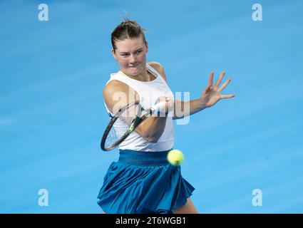 La svedese Kajsa Rinaldo Persson in azione contro la britannica Katie Boulter (non nella foto) durante il secondo giorno dei play-off della Billie Jean King Cup 2023 tra Gran Bretagna e Svezia alla Copper Box Arena di Londra. Data foto: Domenica 12 novembre 2023. Foto Stock