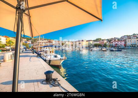 Città di Mali Losinj colorata vista sul lungomare, arcipelago di Lussino in Croazia Foto Stock