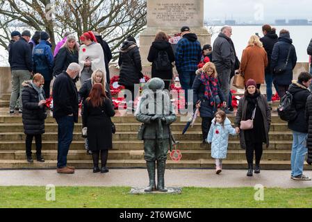 Clifftown Parade, Southend on Sea, Essex, Regno Unito. 12 novembre 2023. Un Remembrance Day Service ebbe luogo presso il Southend War Memorial progettato da Sir Edwin Lutyens sopra il lungomare di Southend on Sea. Una figura di bronzo di un “Tommy” britannico è stata aggiunta per celebrare il centenario della fine della prima guerra mondiale. Sono state posate molte ghirlande Foto Stock