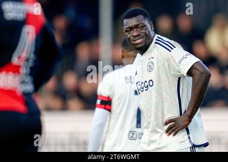 Almere, Paesi Bassi. 12 novembre 2023. ALMERE, PAESI BASSI - 12 NOVEMBRE: Brian Brobbey dell'AFC Ajax sorride durante il match olandese Eredivisie tra l'Almere City FC e l'AFC Ajac allo Yanmar Stadion il 12 novembre 2023 ad Almere, Paesi Bassi. (Foto di Patrick Goosen/Orange Pictures) credito: Orange Pics BV/Alamy Live News Foto Stock