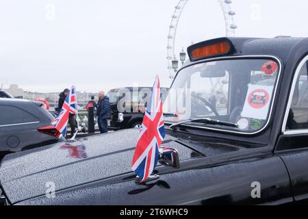 Westminster Bridge, Londra, Regno Unito. 12 novembre 2023. Remembrance Sunday, i taxi neri aspettano sul Westminster Bridge per offrire ai veterani un giro gratuito. Crediti: Matthew Chattle/Alamy Live News Foto Stock