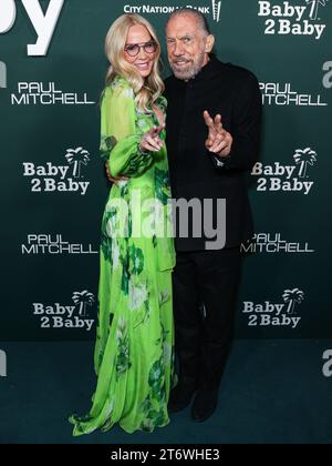 WEST HOLLYWOOD, LOS ANGELES, CALIFORNIA, USA - 11 NOVEMBRE: Eloise DeJoria e John Paul DeJoria arrivano al Baby2Baby Gala 2023 presentato da Paul Mitchell tenutosi al Pacific Design Center l'11 novembre 2023 a West Hollywood, Los Angeles, California, Stati Uniti. (Foto di Xavier Collin/Image Press Agency) Foto Stock