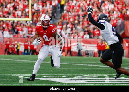 11 novembre 2023: Il running back dei Wisconsin Badgers Braelon Allen (0) corre il pallone durante la partita di football NCAA tra i Northwestern Wildcats e i Wisconsin Badgers al Camp Randall Stadium di Madison, WISCONSIN. Darren Lee/CSM Foto Stock