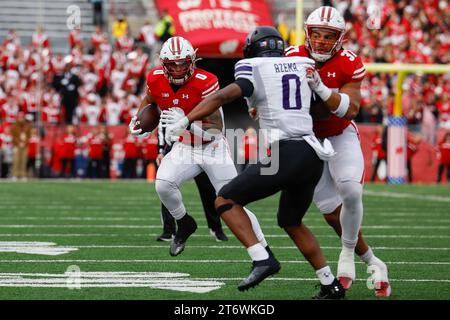 11 novembre 2023: Il running back dei Wisconsin Badgers Braelon Allen (0) corre il pallone durante la partita di football NCAA tra i Northwestern Wildcats e i Wisconsin Badgers al Camp Randall Stadium di Madison, WISCONSIN. Darren Lee/CSM Foto Stock