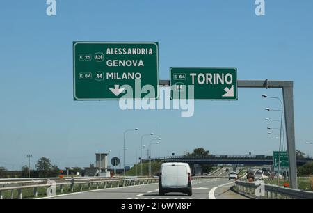 Indicazioni autostradali per le città italiane di Torino anche calle Torino o Milano e altre località del Nord Italia Foto Stock