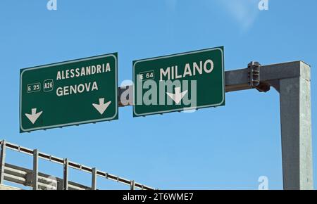 Indicazioni autostradali per le città italiane di Genova Milano o Alessandria nel Nord Italia Foto Stock