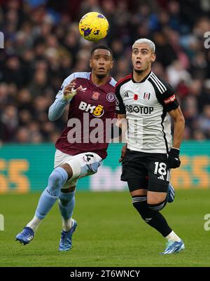 Andreas Pereira del Fulham in azione contro Ezri Konsa dell'Aston Villa durante la partita di Premier League a Villa Park, Birmingham. Data foto: Domenica 12 novembre 2023. Foto Stock