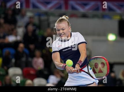 Harriet Dart della Gran Bretagna in azione contro la svedese Caijsa Hennemann (non nella foto) durante il secondo giorno dello spareggio della Billie Jean King Cup 2023 tra Gran Bretagna e Svezia alla Copper Box Arena di Londra. Data foto: Domenica 12 novembre 2023. Foto Stock