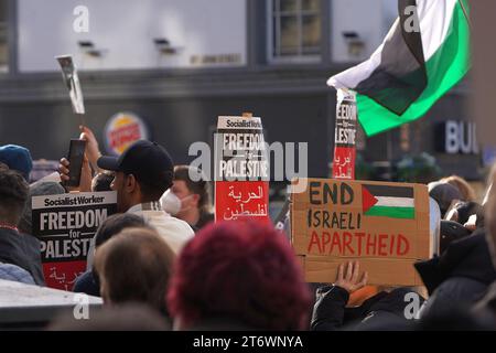Messaggi di sostegno su cartelli e cartelli alla marcia pro Palestina nel centro di Cardiff, sabato 11 novembre 2023 Foto Stock