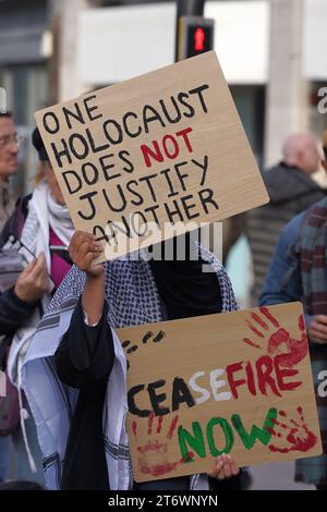 Messaggi di sostegno su cartelli e cartelli alla marcia pro Palestina nel centro di Cardiff, sabato 11 novembre 2023 Foto Stock