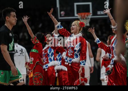 (231112) -- SHENYANG, 12 novembre 2023 (Xinhua) -- i cheerleader si esibiscono prima della partita del nono turno tra Liaoning Flying Leopards e Beijing Ducks alla stagione 2023-2024 del campionato della Chinese Basketball Association (CBA) a Pechino, capitale della Cina, 12 novembre 2023. (Xinhua/Pan Yulong) Foto Stock