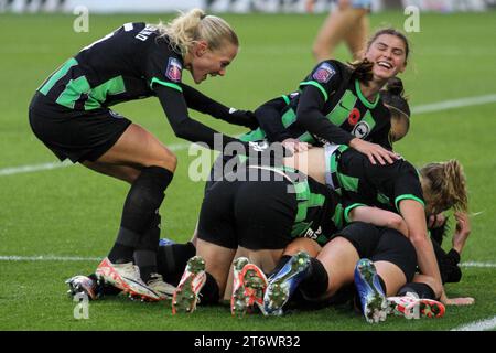 Joie Stadium, Manchester, Inghilterra, 12 novembre 2023: Brighton festeggia il gol di Lee Geum-min (9 Brighton) durante la partita di Barclays fa Womens Super League contro il Manchester City al Joie Stadium di Manchester, Inghilterra, il 12 novembre 2023. (Sean Chandler/SPP) Foto Stock