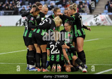 Joie Stadium, Manchester, Inghilterra, 12 novembre 2023: Brighton festeggia il gol di Lee Geum-min (9 Brighton) durante la partita di Barclays fa Womens Super League contro il Manchester City al Joie Stadium di Manchester, Inghilterra, il 12 novembre 2023. (Sean Chandler/SPP) Foto Stock