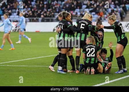 Joie Stadium, Manchester, Inghilterra, 12 novembre 2023: Brighton festeggia il gol di Lee Geum-min (9 Brighton) durante la partita di Barclays fa Womens Super League contro il Manchester City al Joie Stadium di Manchester, Inghilterra, il 12 novembre 2023. (Sean Chandler/SPP) Foto Stock