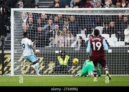 LONDON, UK - 12 novembre 2023: Taiwo Awoniyi del Nottingham Forest segna l'obiettivo di pareggio della sua squadra per fare il punteggio di 1-1 durante la partita di Premier League tra West Ham United e Nottingham Forest al London Stadium (Credit: Craig Mercer/ Alamy Live News) Foto Stock