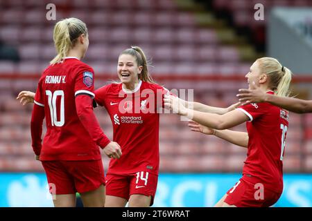 Londra, Inghilterra, 12 novembre 2023: Sophie Roman Haug (10 Liverpool) festeggia con i suoi compagni di squadra dopo aver segnato il punteggio dell'equalizzatore durante la partita di fa Women's Super League tra Tottenham Hotspur e Liverpool a Brisbane Road a Londra, Inghilterra (Alexander Canillas / SPP) Foto Stock