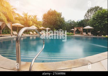 Lussuosa piscina all'aperto su sfondo tropicale Foto Stock