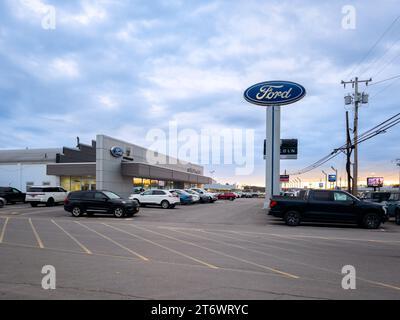 Yorkville, New York - 2 novembre 2023: Vista panoramica ultra ampia della Ford Motors e dell'esterno del Lincoln Dealership Building. Foto Stock