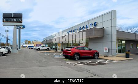 Yorkville, New York - 2 novembre 2023: Vista panoramica ultra ampia della Ford Motors e della Lincoln Dealership con Mustang Mach-e in primo piano. Foto Stock