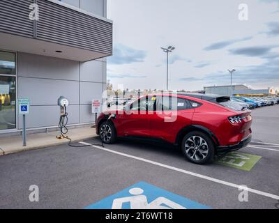 Yorkville, New York - 2 novembre 2023: Vista panoramica ravvicinata della nuovissima Mustang Mach-e mentre la ricarica è pronta per il test su strada. Foto Stock